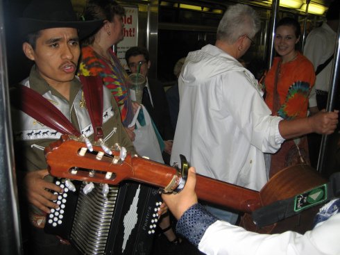 trainsingers.jpg